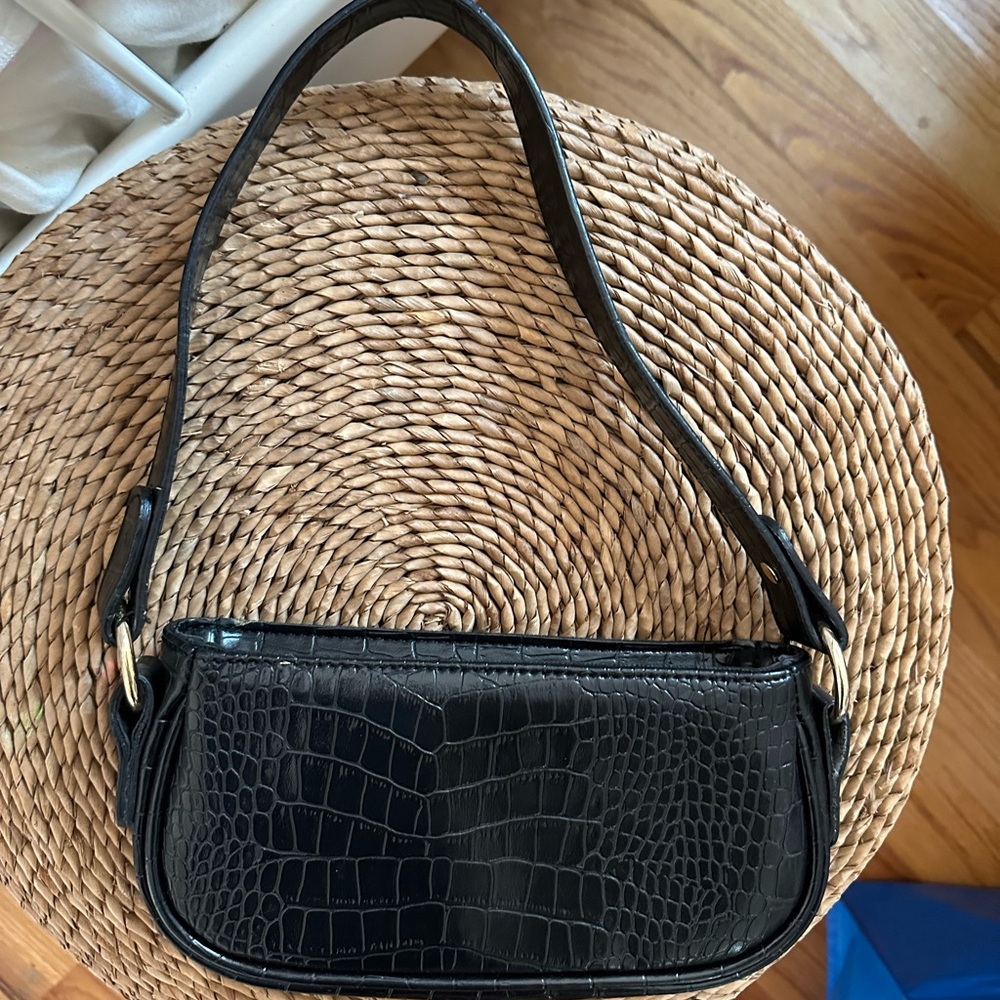 Elegant Black Croc-Embossed Shoulder Bag